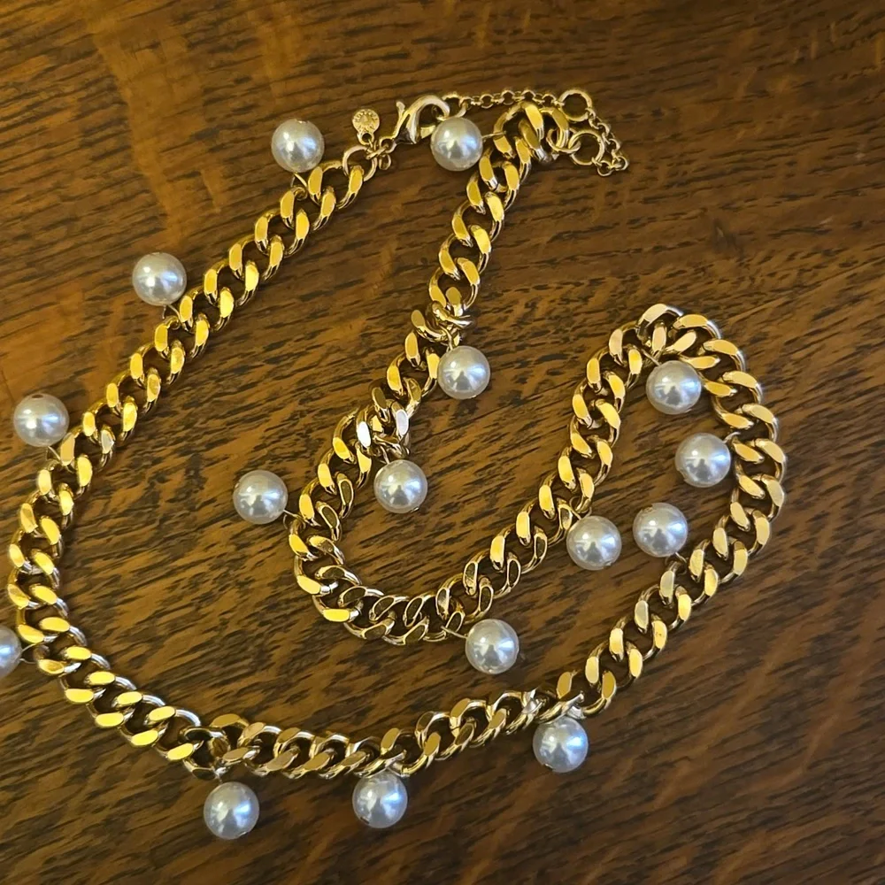 Ann Taylor Faux Pearls And Thick Gold Chain Necklace - Picture 5 of 8